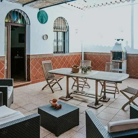 Con Jacuzzi, Sauna, Barbacoa Y Barra بيت للعطل